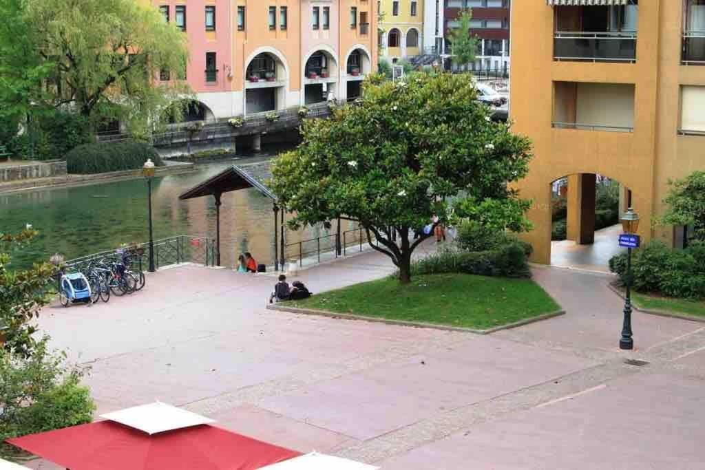 Reve De Jade Devant Le Canal Annecy Luaran gambar